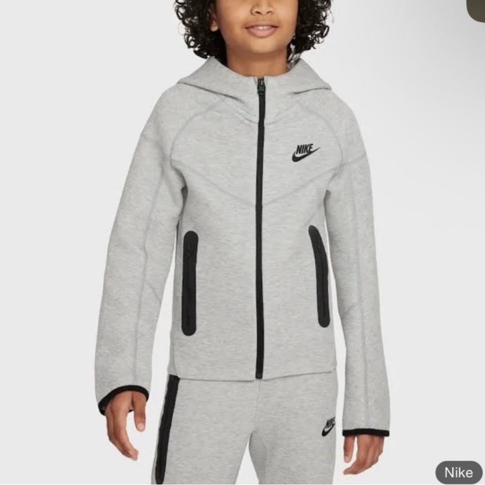 NWT Nike Tech Fleece Kids Gray/Black size medium (6)
